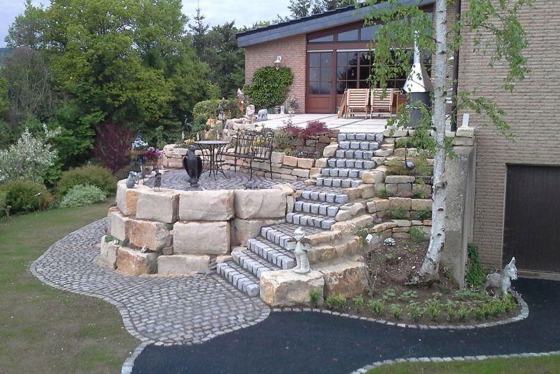 Ein Backsteinhaus mit Treppen, die hinaufführen