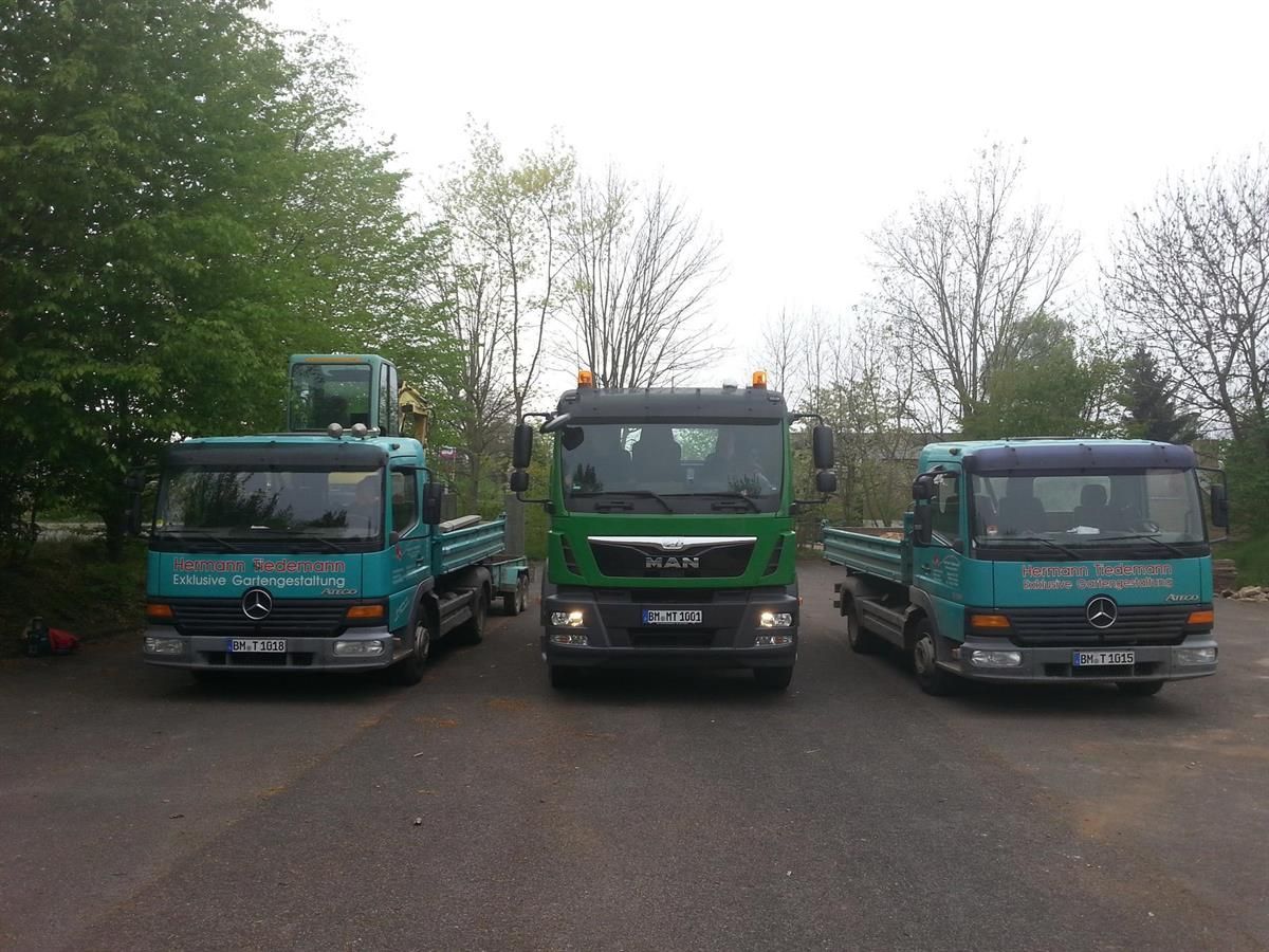 Drei Mann Lastwagen stehen auf einem Parkplatz