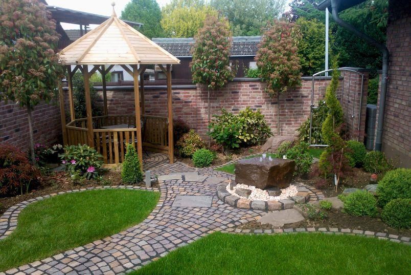 Ein Garten mit Pavillon und Steinweg