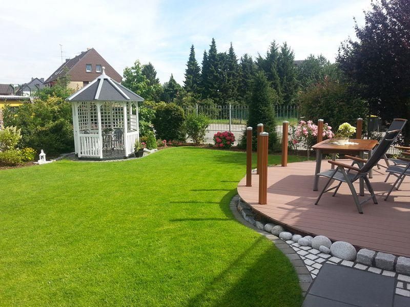 Ein Pavillon steht inmitten eines üppigen grünen Gartens