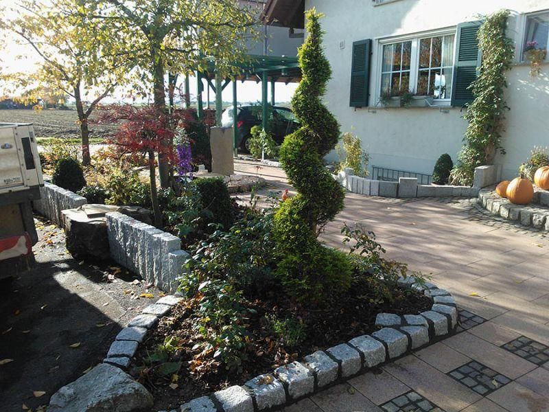 Ein weißer Lastwagen steht vor einem Haus