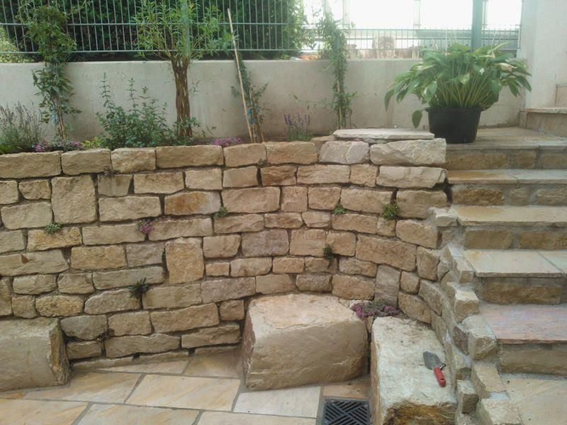 Eine Steinmauer mit Treppen, die hinaufführen