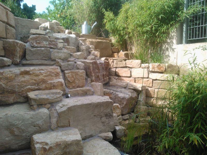 Eine Treppe aus großen Steinen in einem Garten