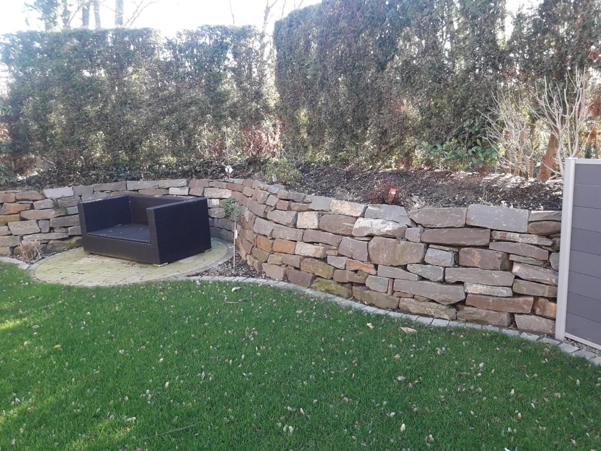 Eine Steinmauer mit einem Stuhl in der Mitte