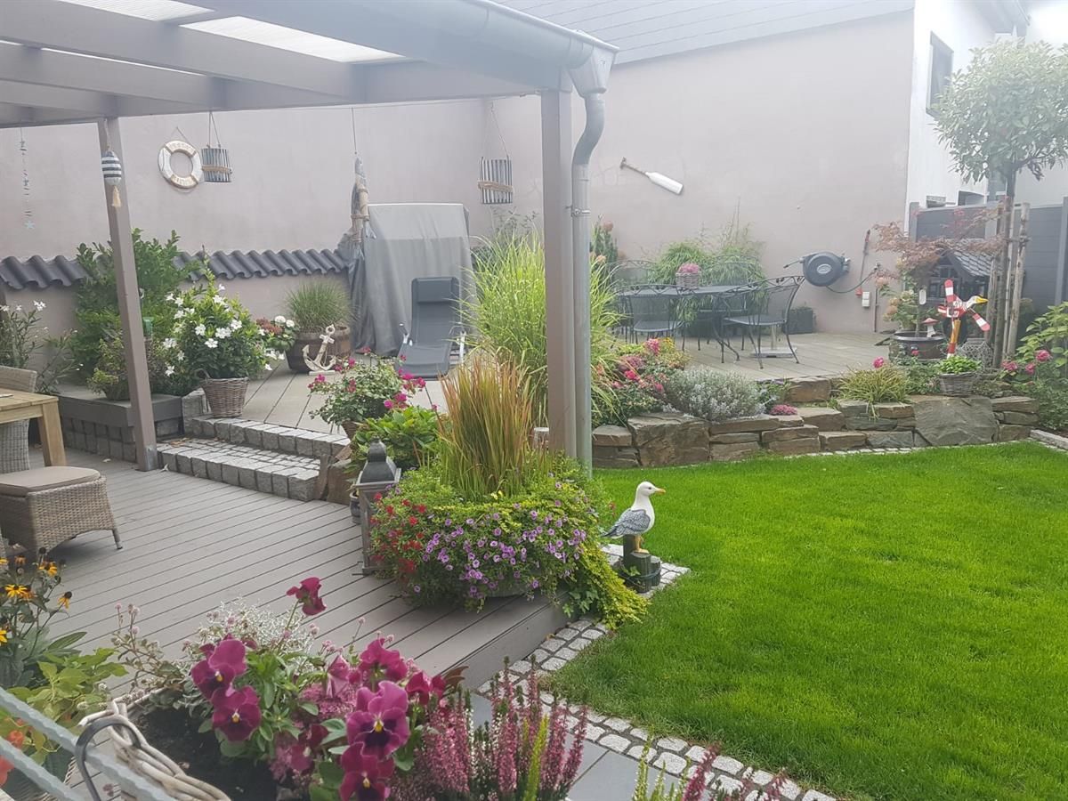 Ein Garten mit Blumen und einer Möwe in der Mitte