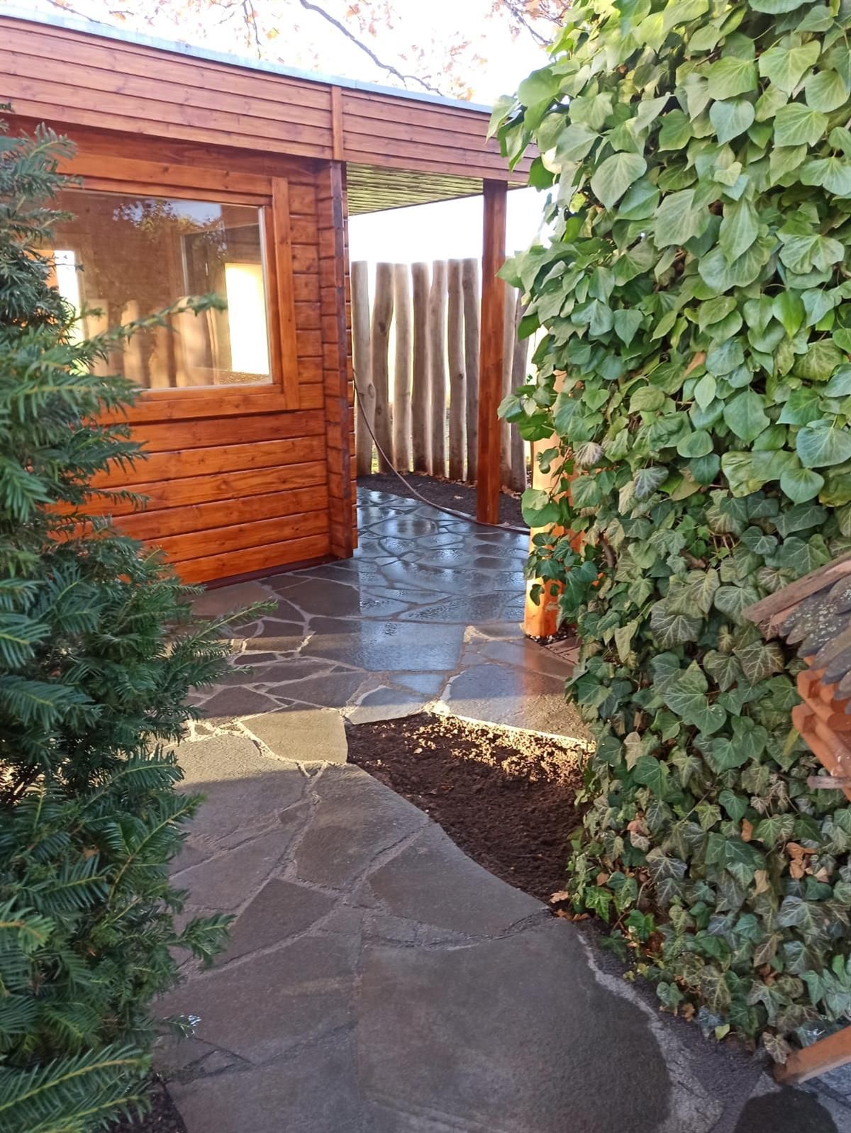 Ein Holzhaus mit einem Steinweg, der dorthin führt