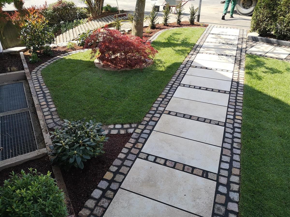 Ein Steinweg durch einen üppigen grünen Garten