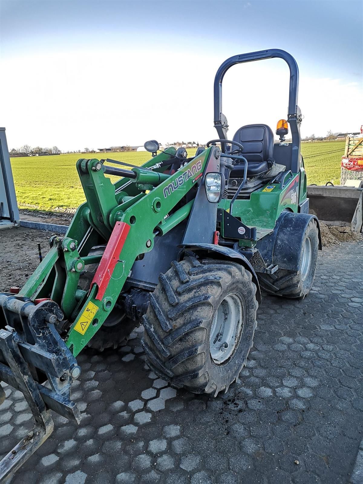 Ein grüner Traktor steht am Straßenrand