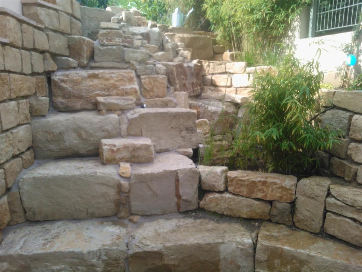 Eine Steintreppe, die zu einem Haus führt