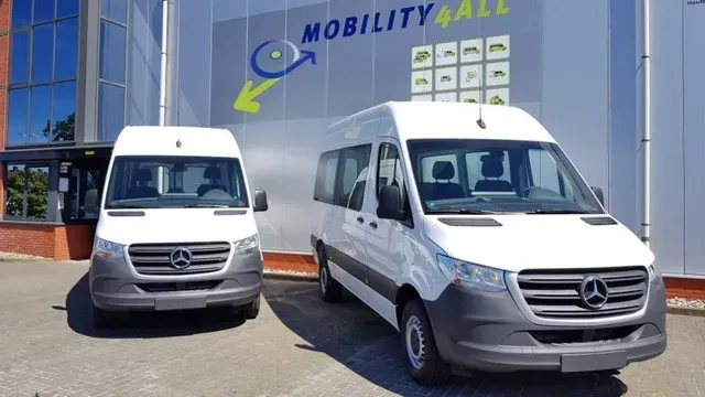 Zwei weiße Lieferwagen