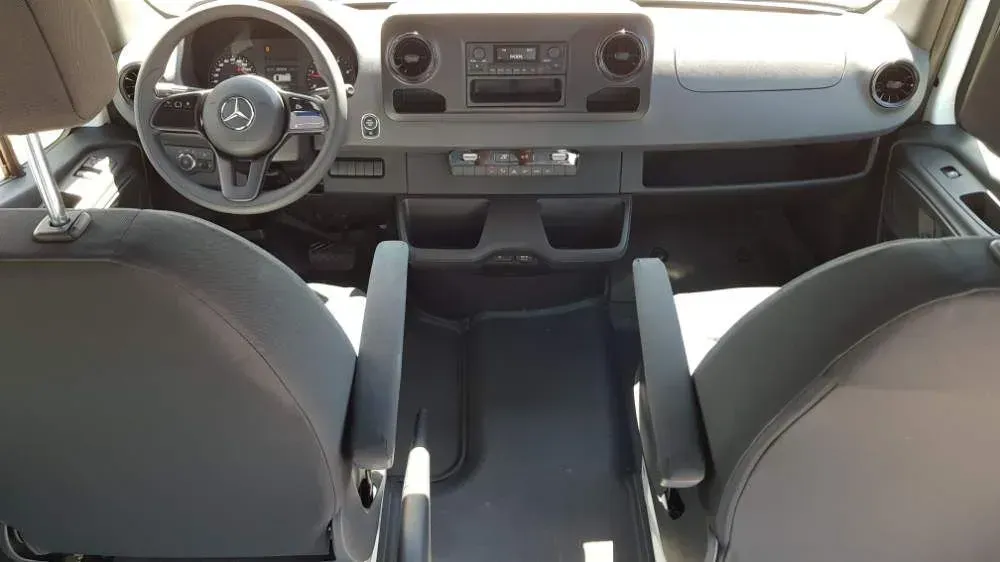 Fahrerraum des weißen Lieferwagens