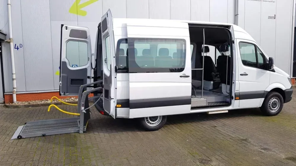 Umbau des weißen Lieferwagens in ein behindertengerechtes Personenbeförderungsauto