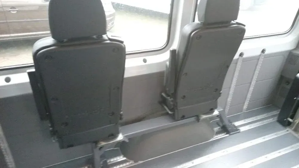 Verschiebbare und einklappbare Sitze im Rückraum des Personenbeförderungswagens