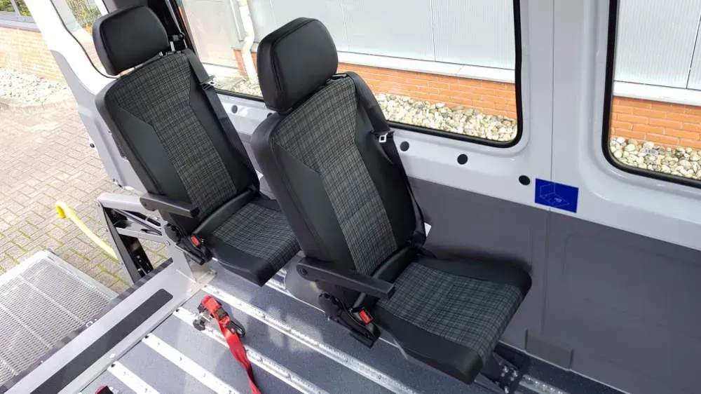 Klappbare Sitze im Rückraum des Personenbeförderungswagens