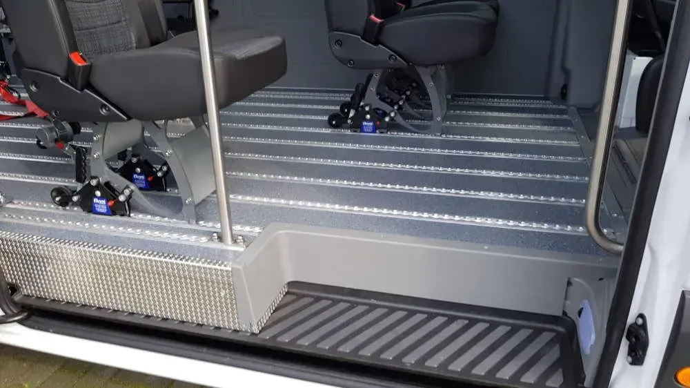 Neu verlegter Boden im Rückraum des Personenbeförderungsautos