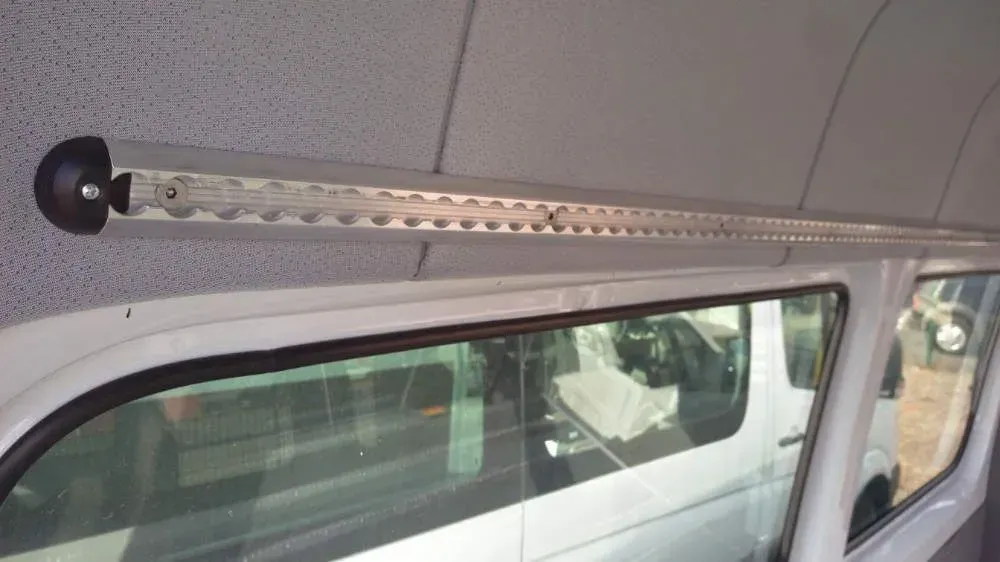 Schiene oberhalb der Fenster im Rückraum