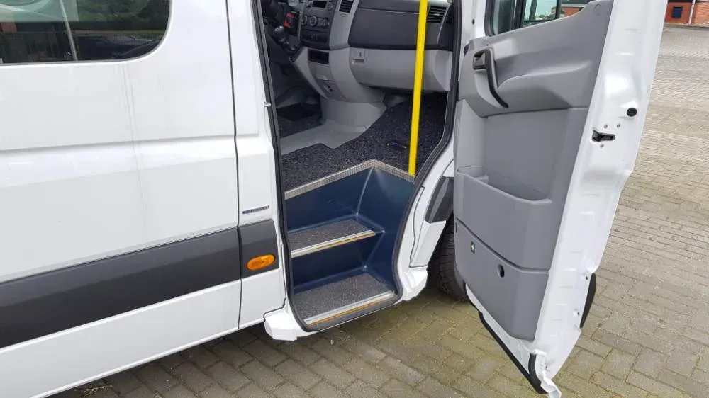 Neue Stufen mit Eintritthilfe auf der Beifahrerseite