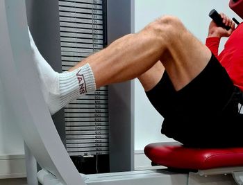 Eine Person in Vans-Socken bedient eine Maschine