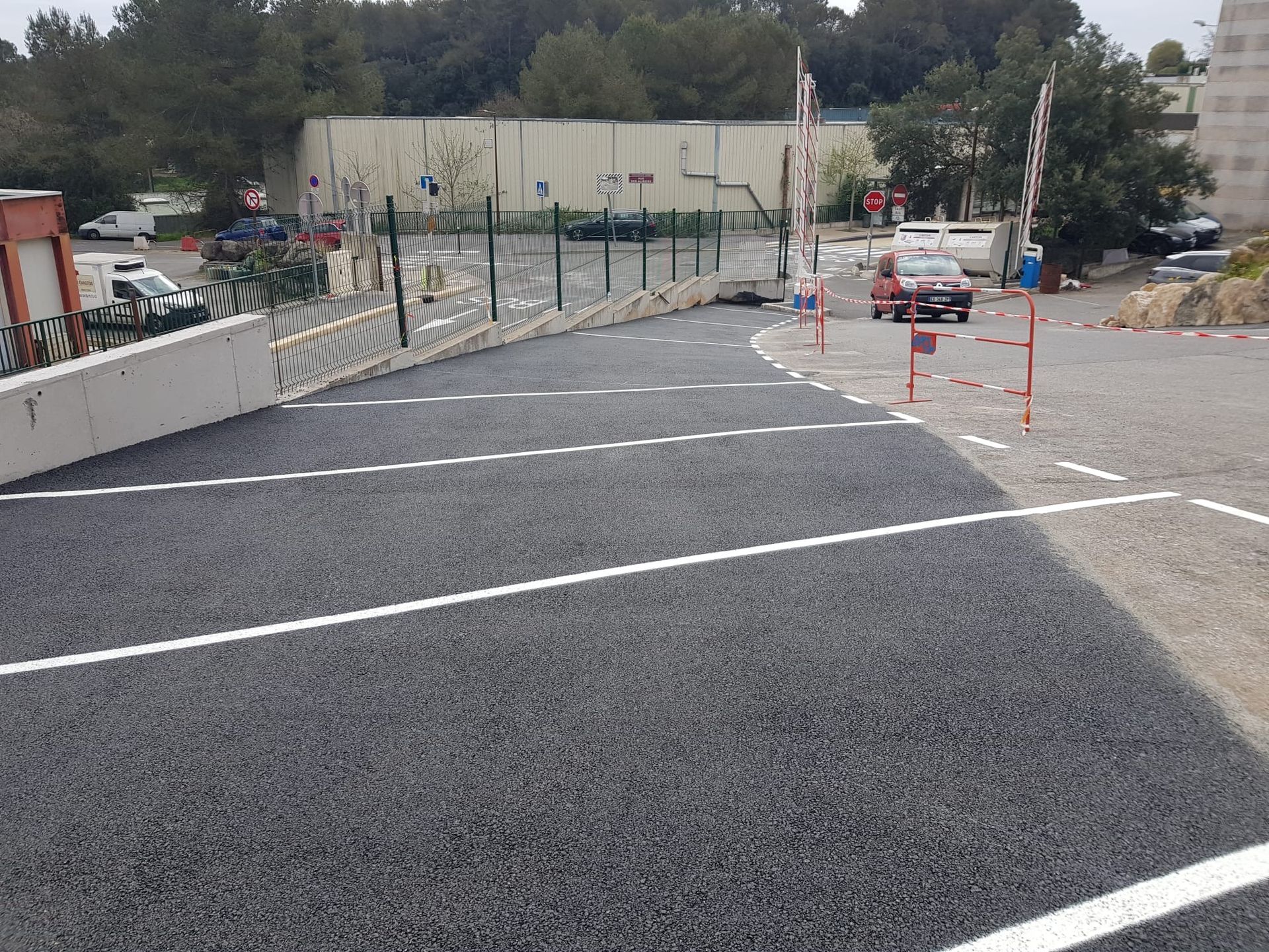 Places de stationnement délimitées grâce au marquage au sol.