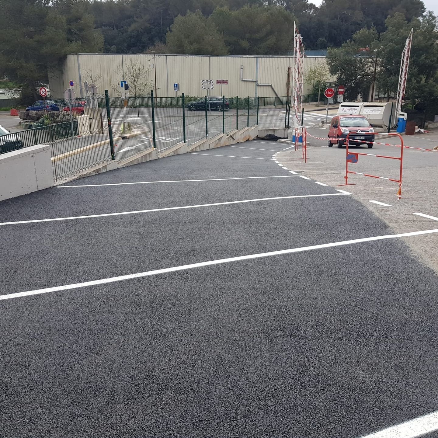 Des places de stationnement en épi le long d'une route.