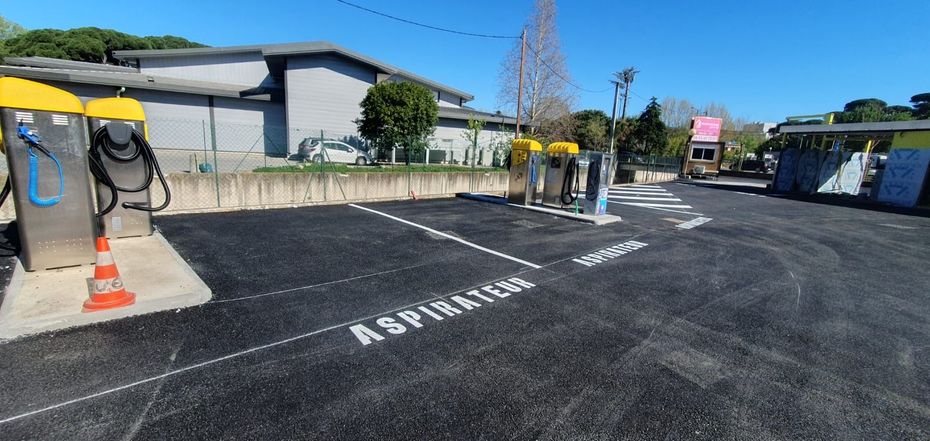 Marquage au sol des emplacements pour aspirateur d'un centre de lavage.