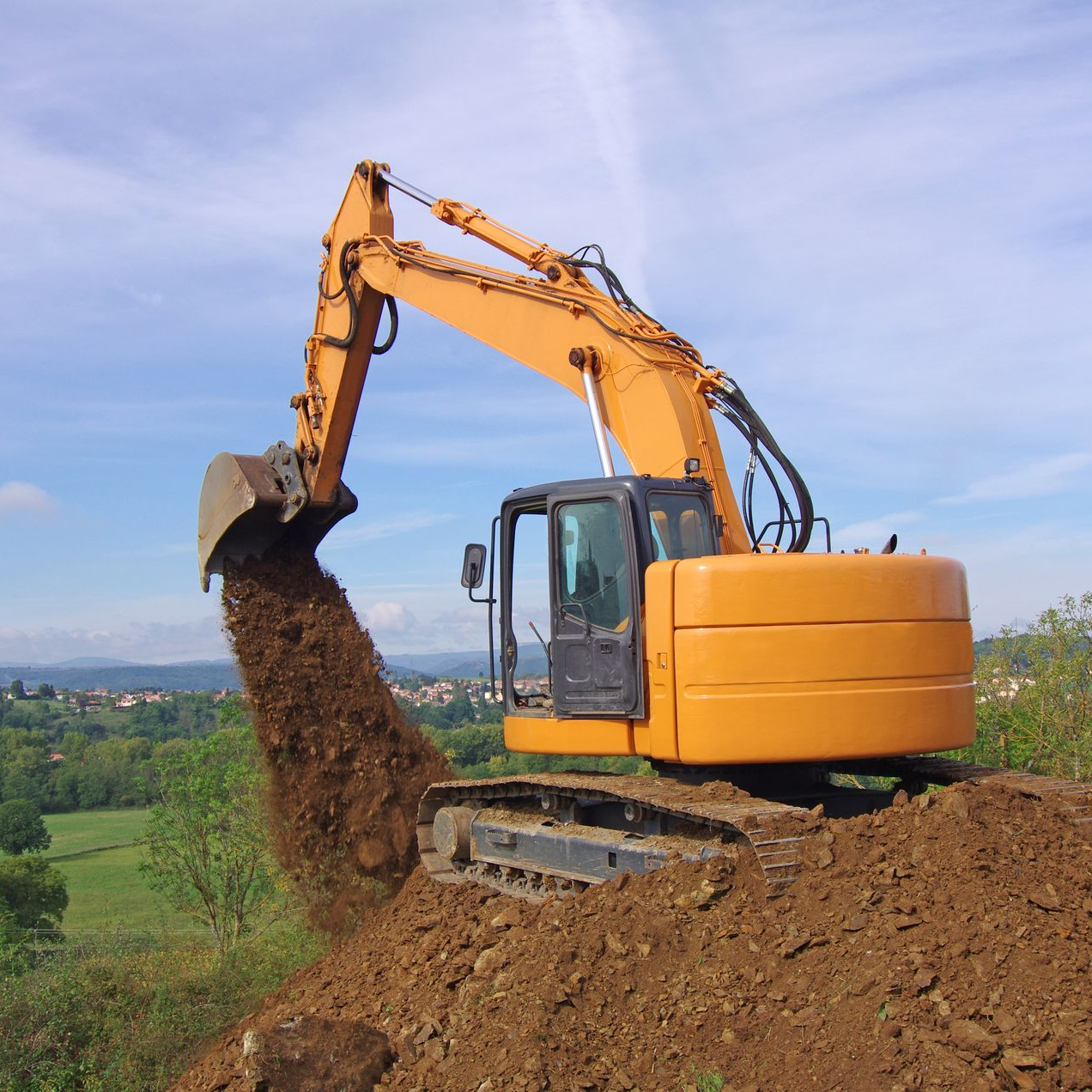 Un engin de chantier déplace de la terre.