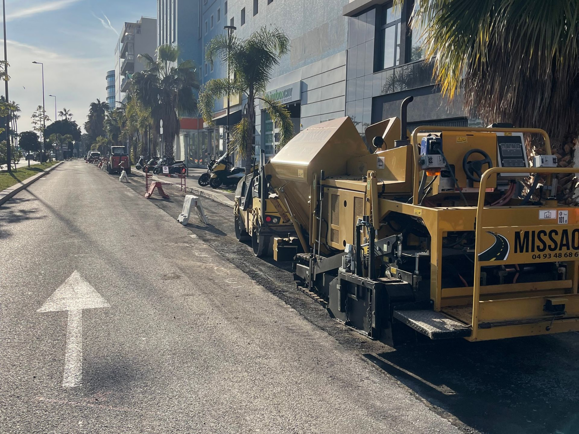 Terrassement de places de stationnement d'une rue avant de poser un nouvel enrobé.