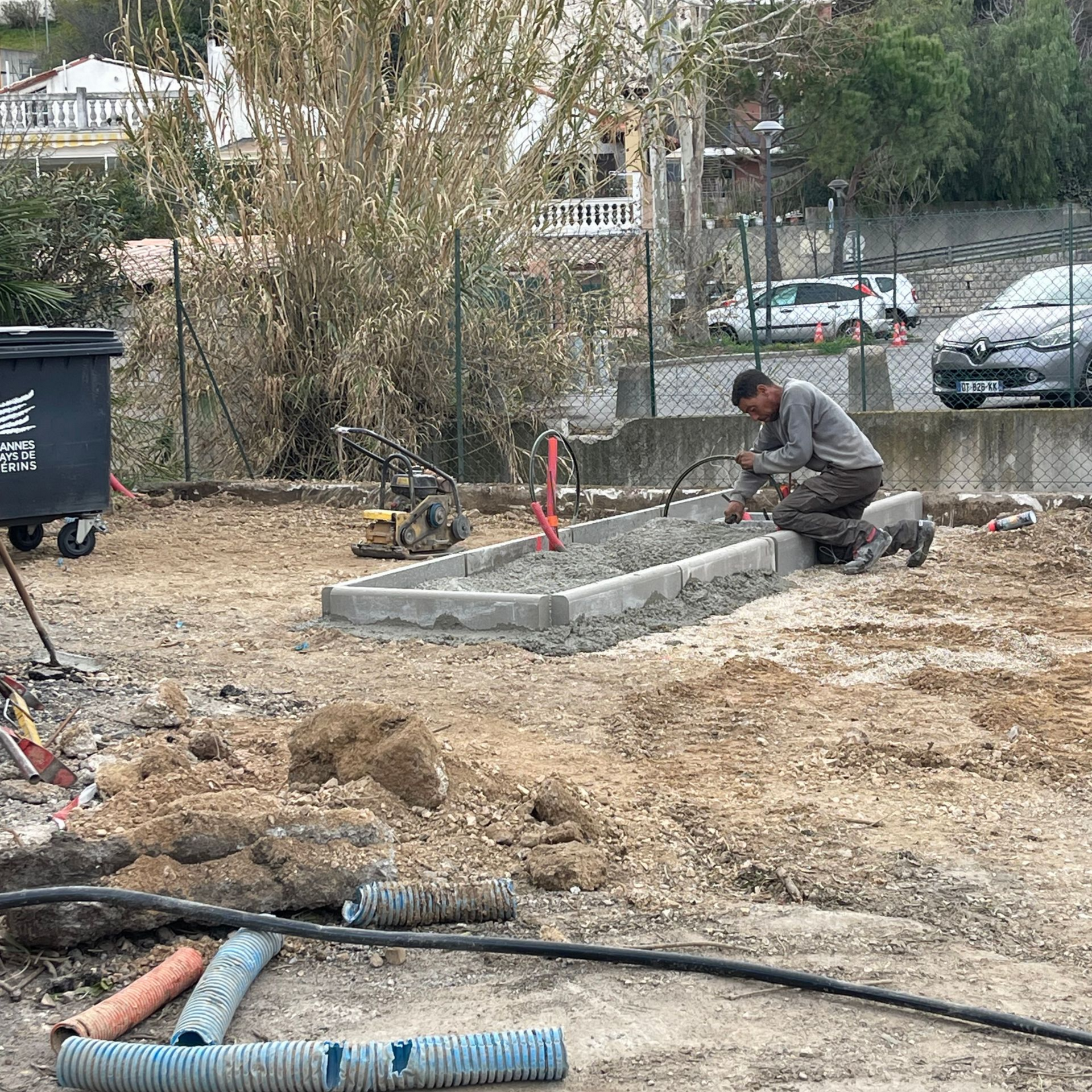 Un ouvrier installe les réseaux VRD.