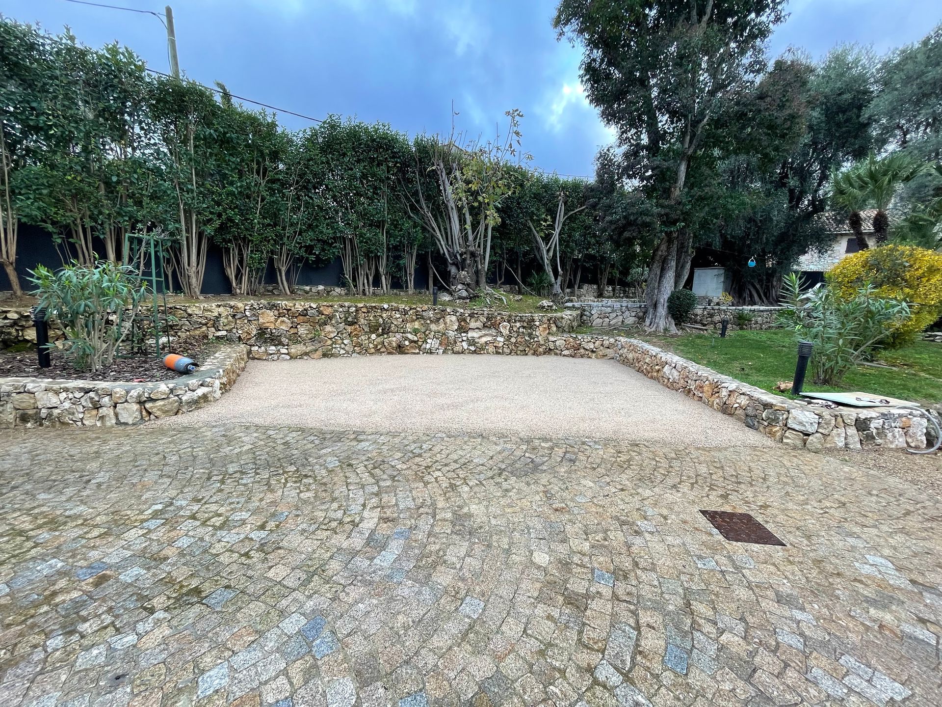 Pavage en pierre dans le jardin d'une propriété privée.