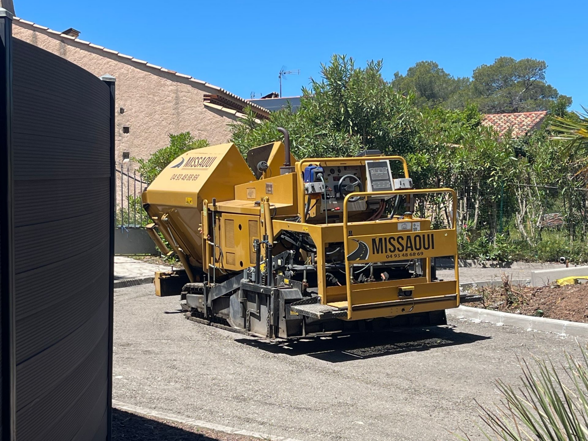Engin de chantier pour la pose d'enrobé.