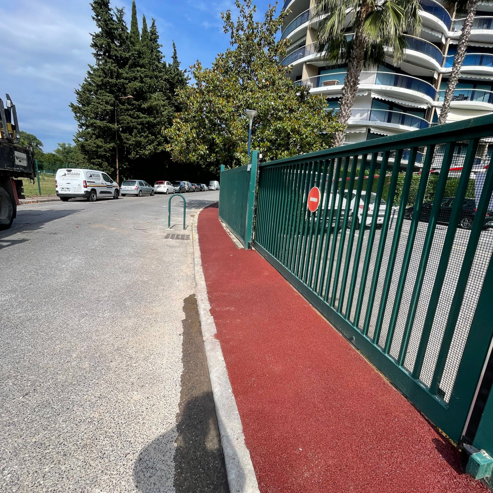 Réfection de trottoir avec un enrobé rouge.
