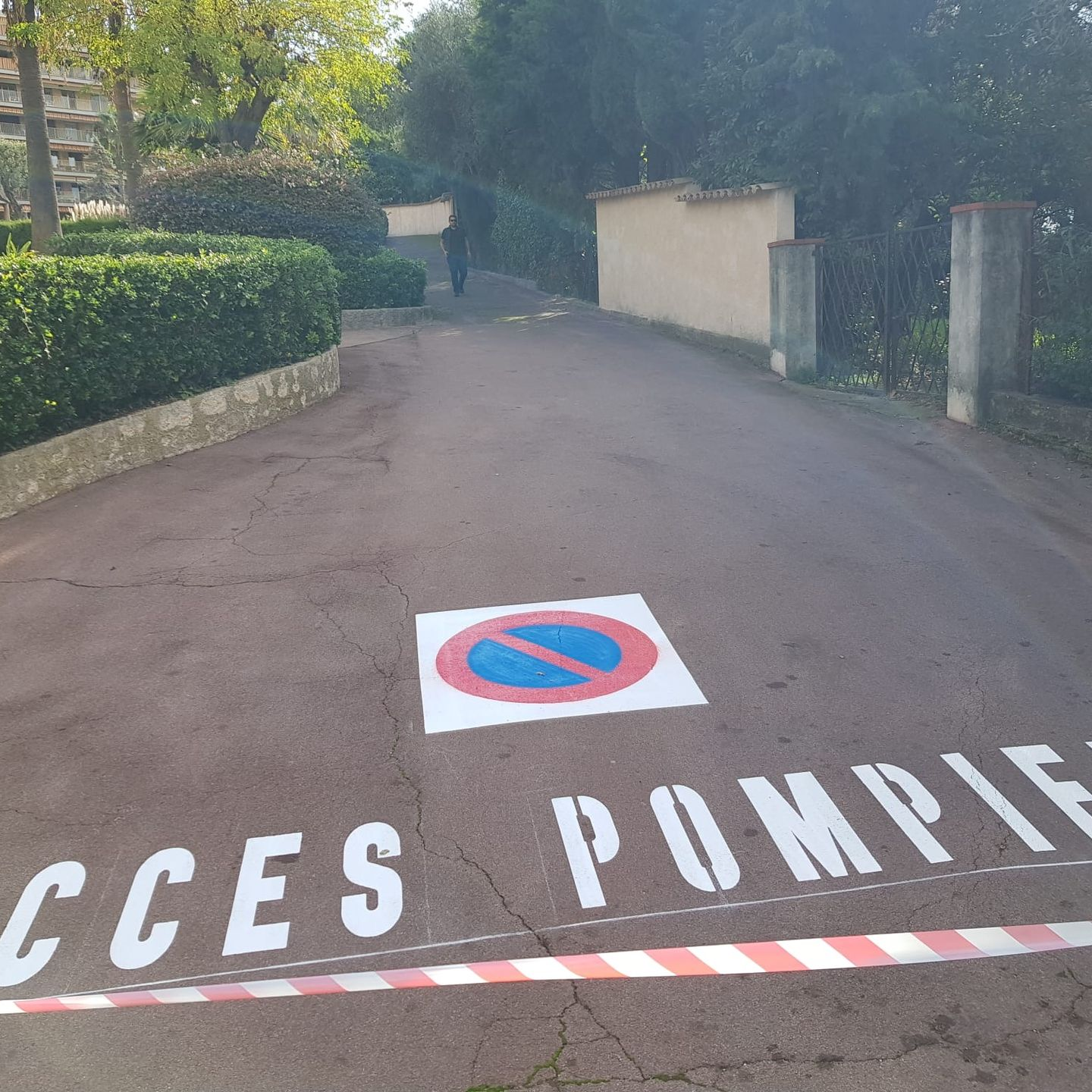 Marquage au sol pour signaler un accès pompiers.