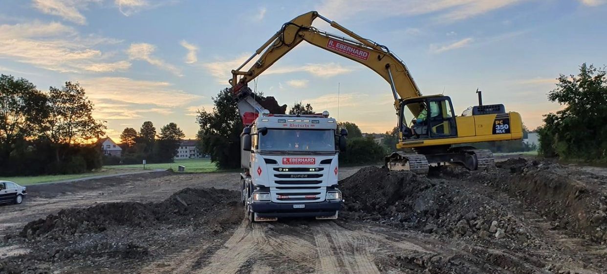 Tiefbau Bagger LKW Beladen - Eberhard Kies + Transport AG in Höri