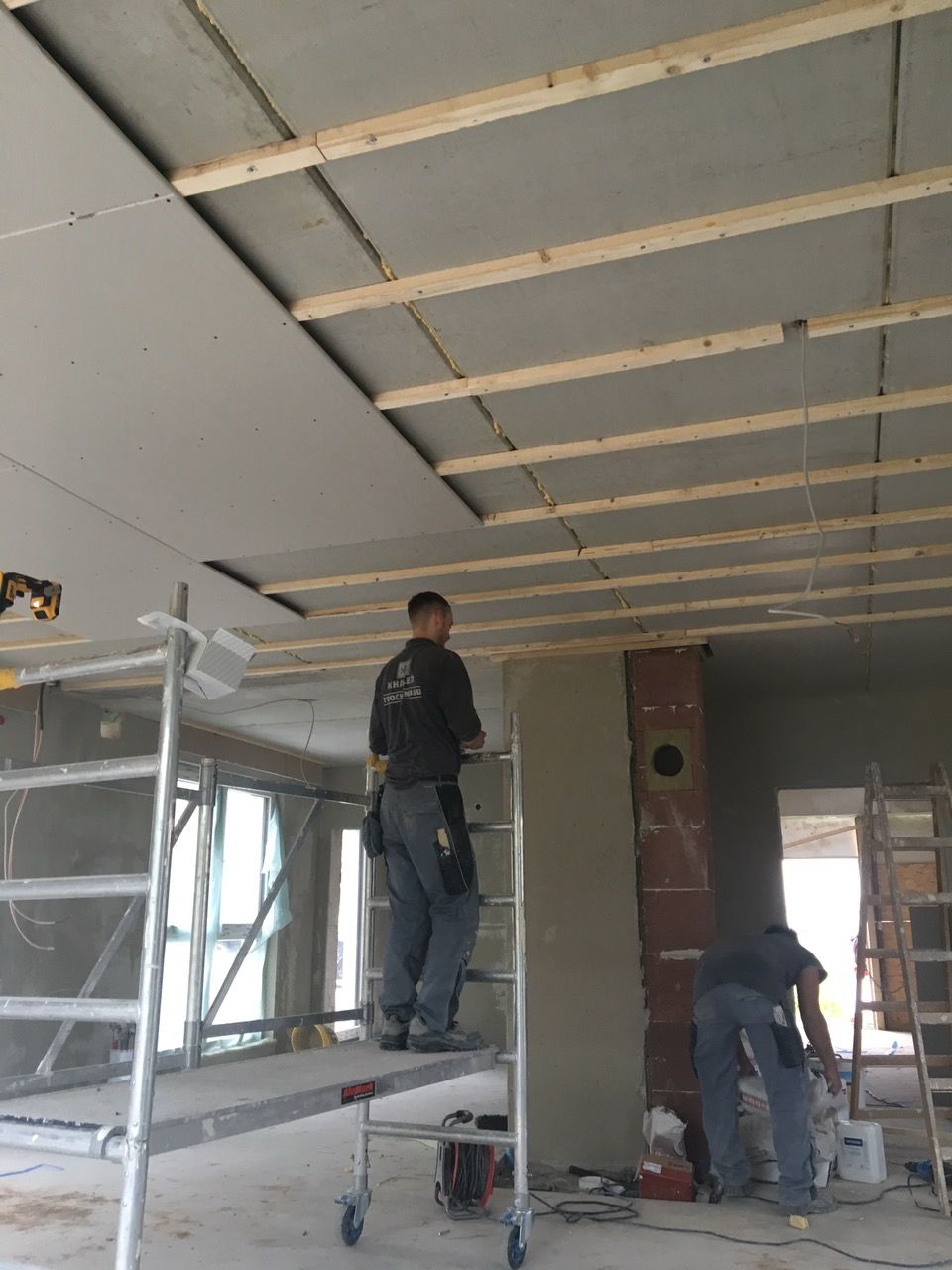 Arbeiten der Khaled GmbH an einer Decke