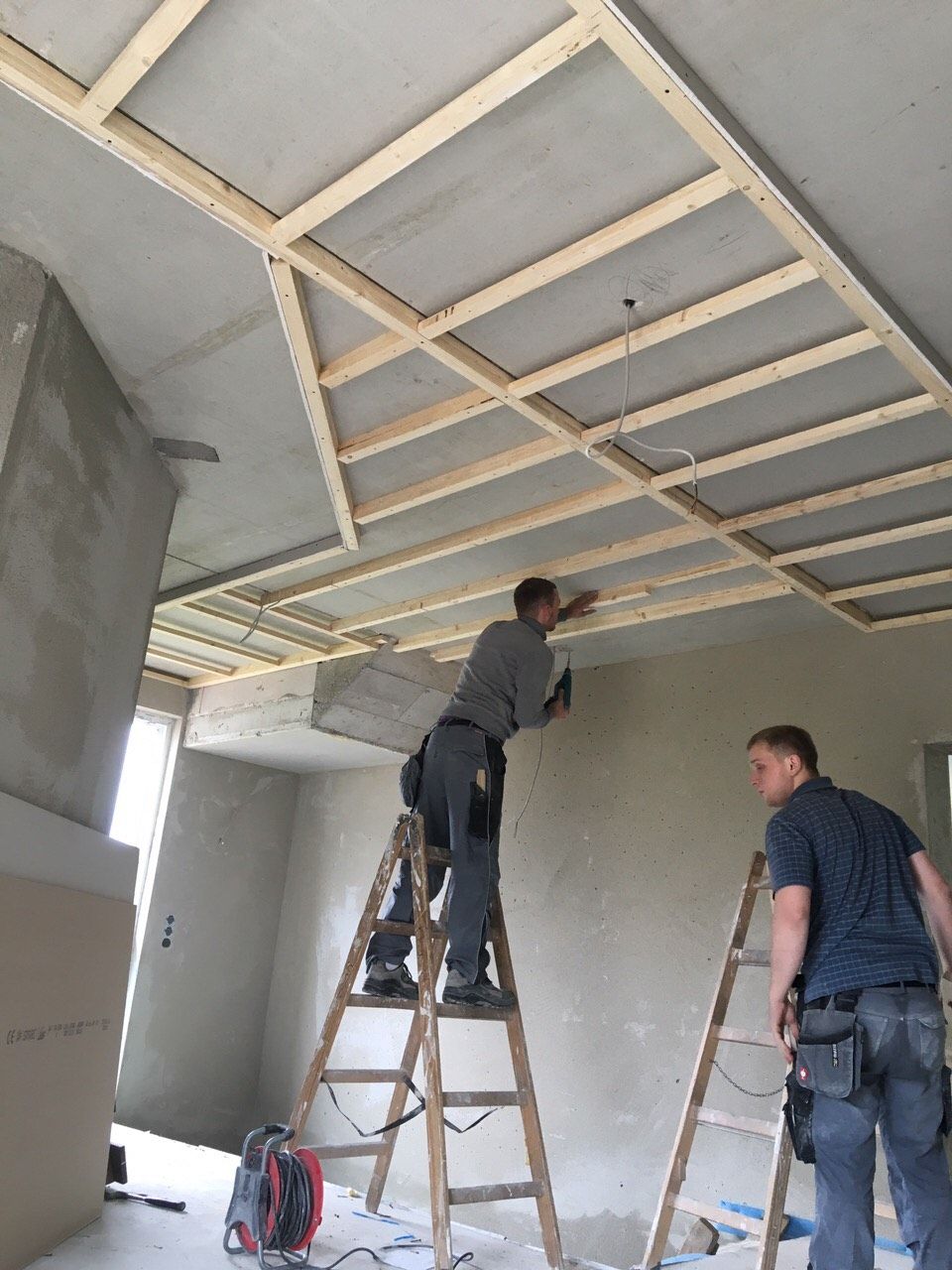 Arbeiten der Khaled GmbH an einer Decke