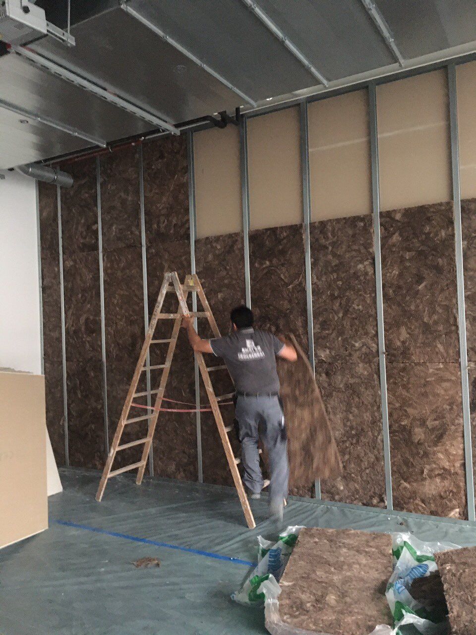 Arbeiten der Khaled GmbH an einer Wand