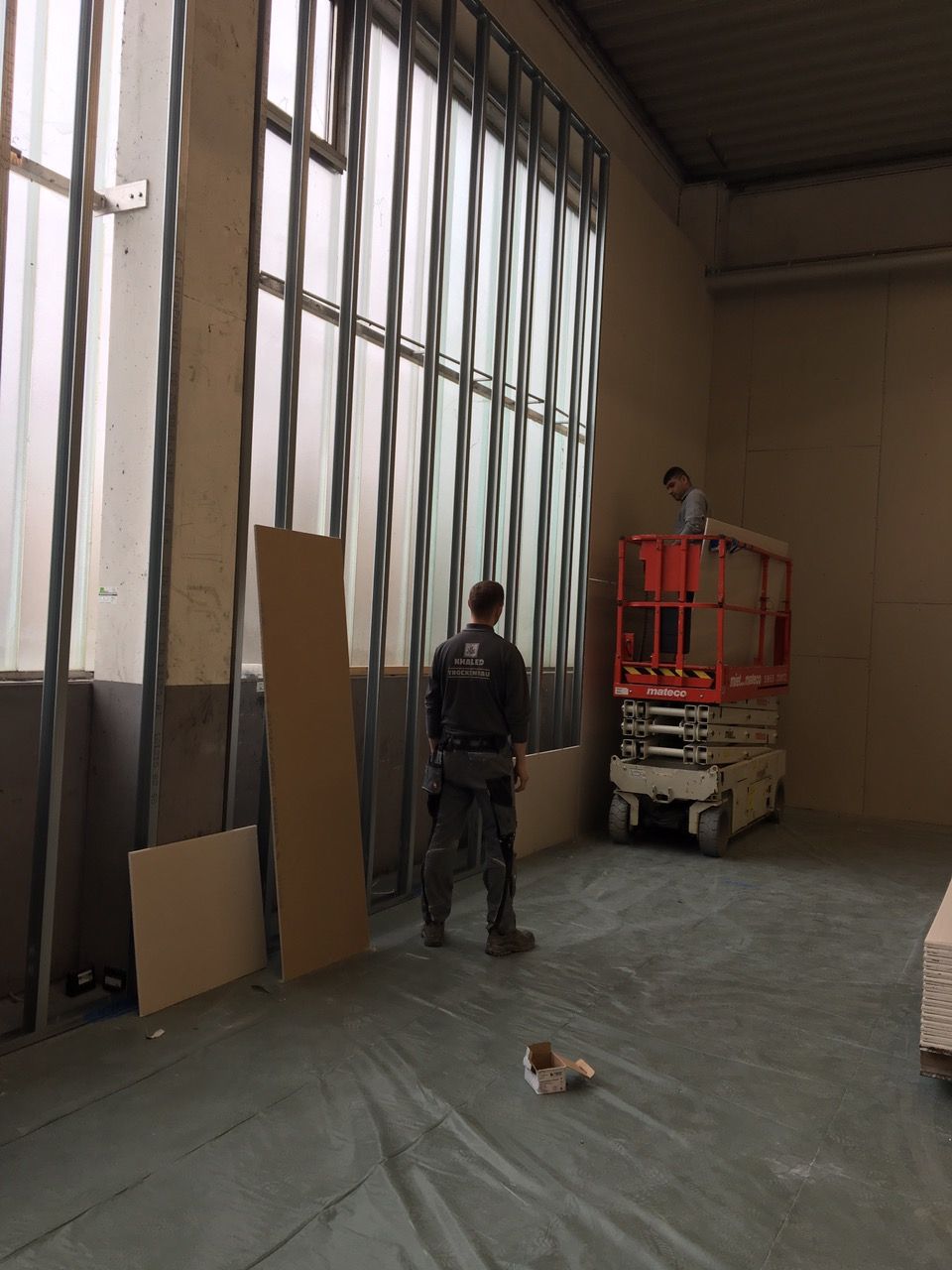 Arbeiten der Khaled GmbH an einer Wand