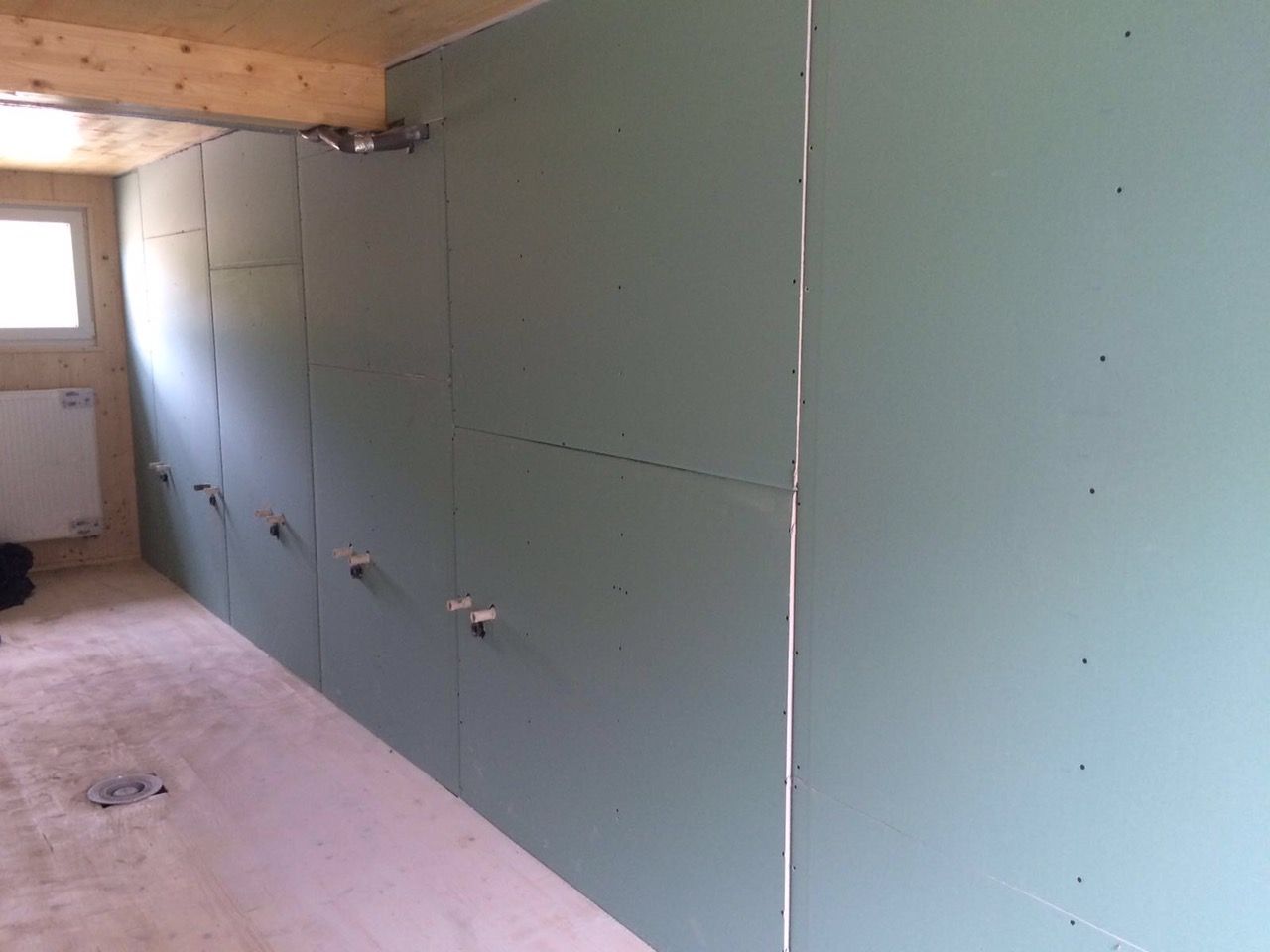 Arbeiten der Khaled GmbH an einer Wand