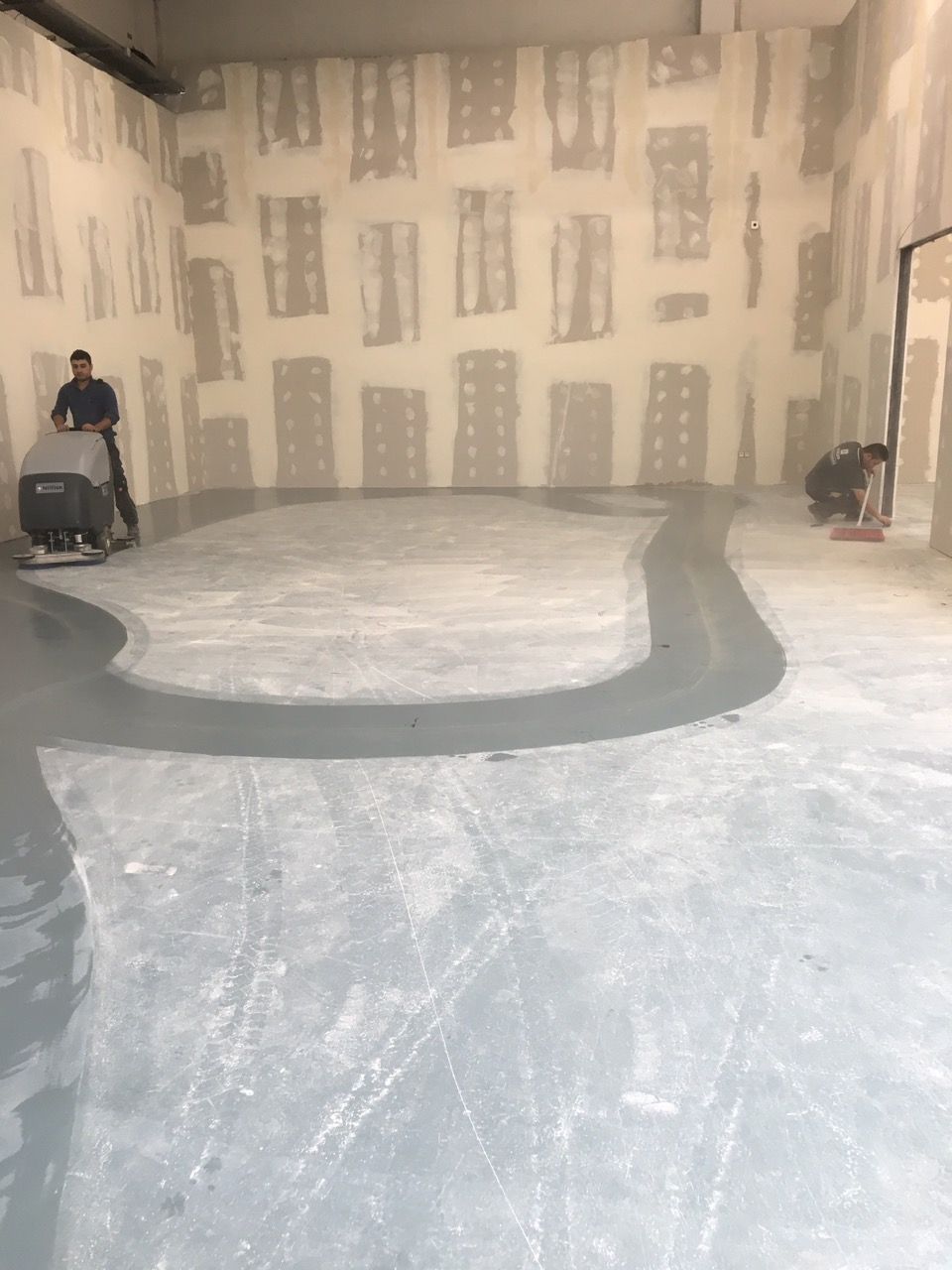 Arbeiten der Khaled GmbH an einer Wand