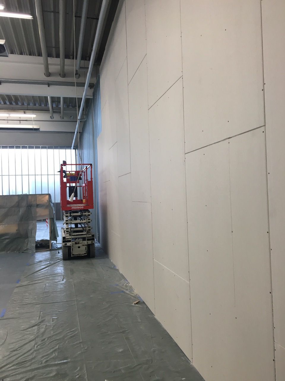 Arbeiten der Khaled GmbH an einer Wand