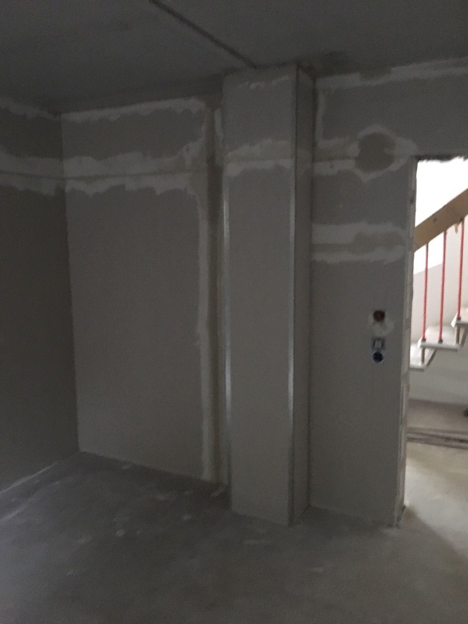 Arbeiten der Khaled GmbH an einer Wand