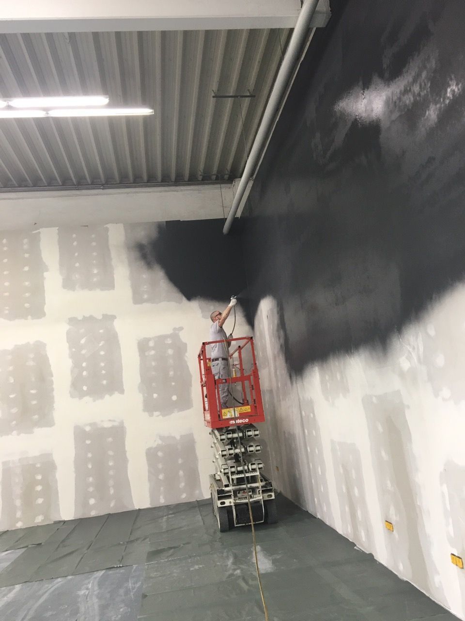 Arbeiten der Khaled GmbH an einer Wand