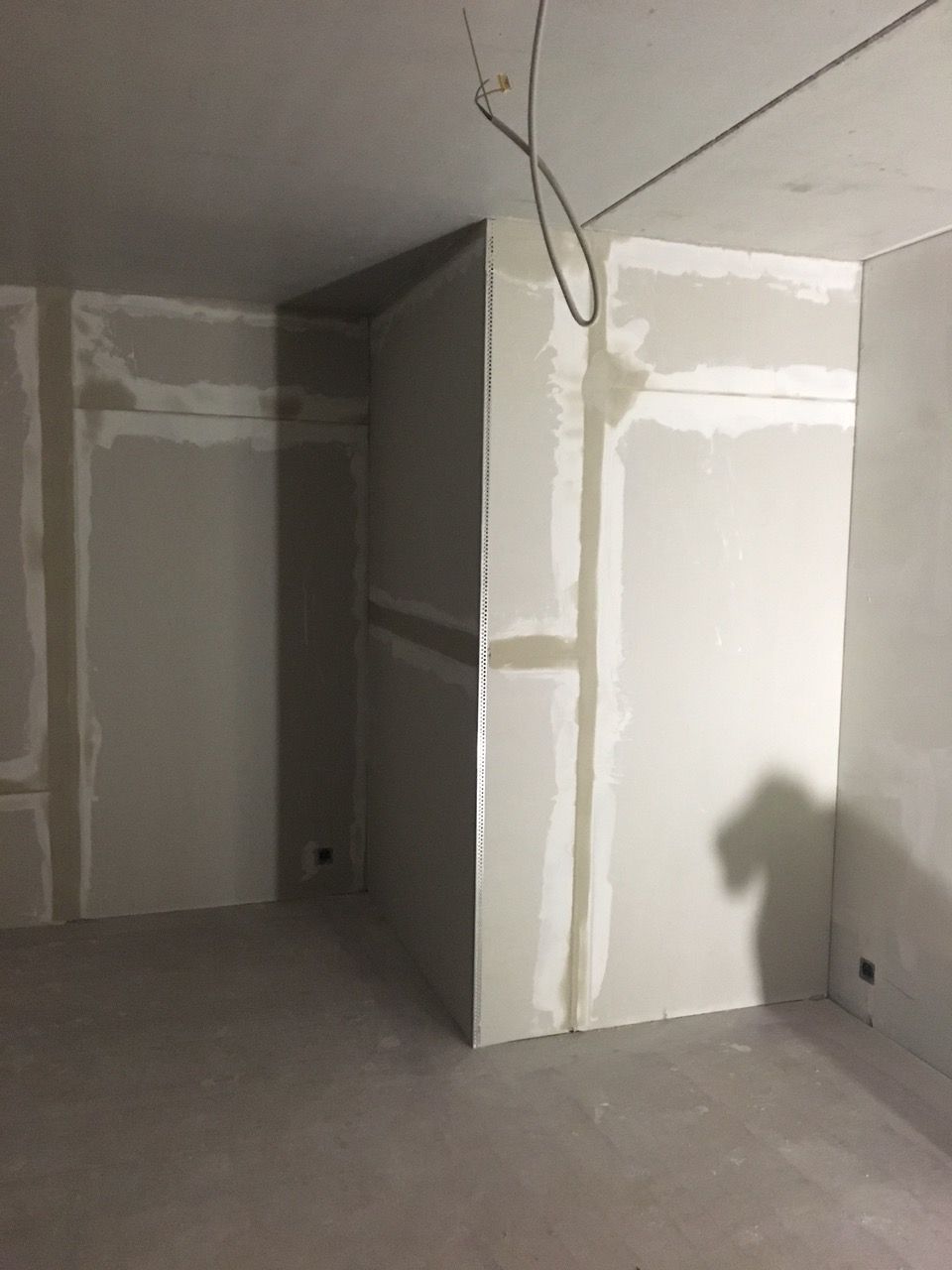 Arbeiten der Khaled GmbH an einer Wand