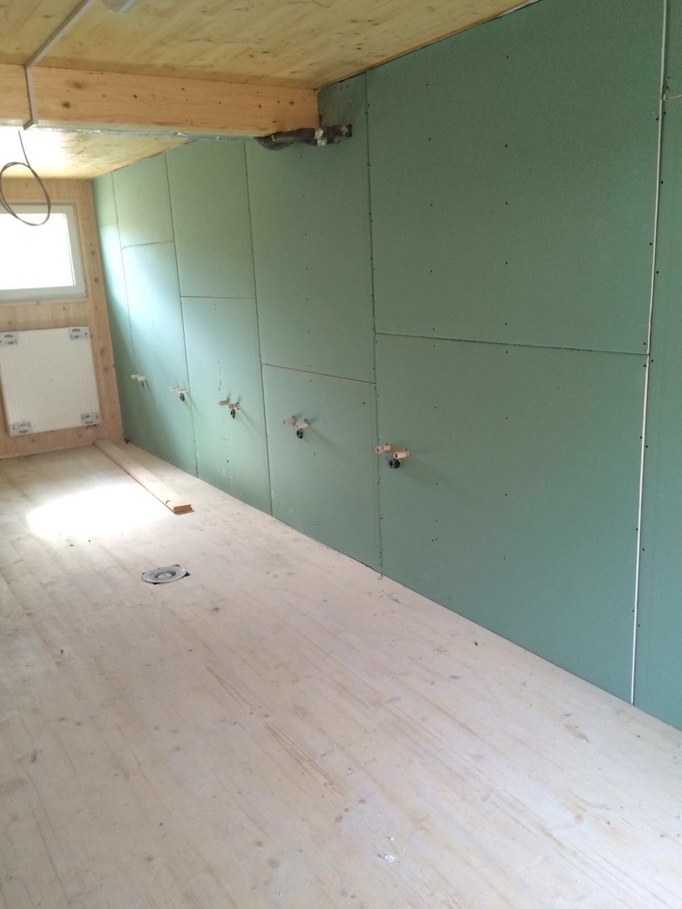 Arbeiten der Khaled GmbH an einer Wand