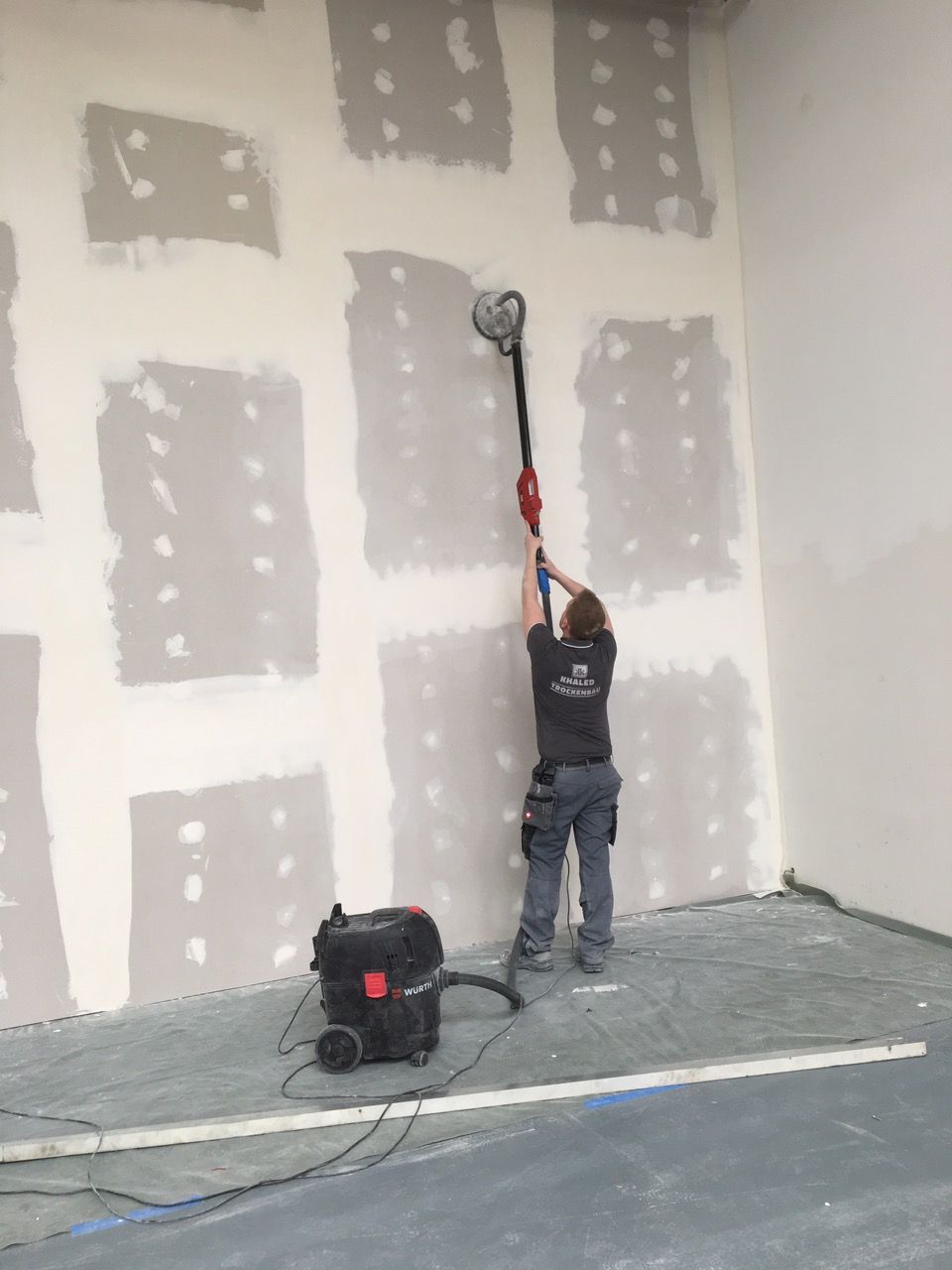 Arbeiten der Khaled GmbH an einer Wand