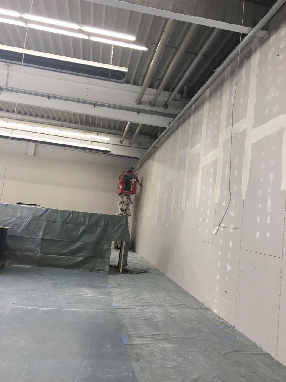 Arbeiten der Khaled GmbH an einer Wand