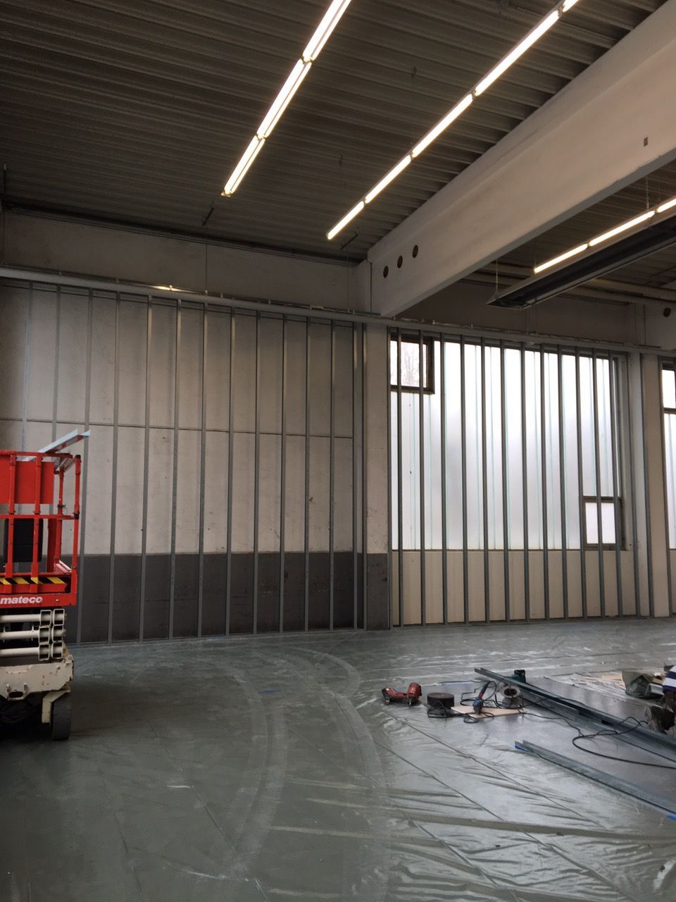 Arbeiten der Khaled GmbH an einer Wand