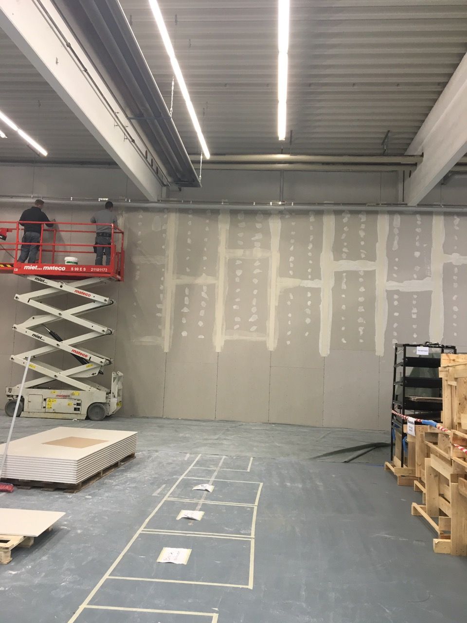 Arbeiten der Khaled GmbH an einer Wand