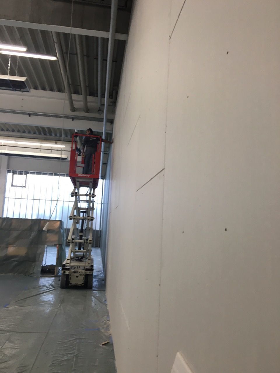 Arbeiten der Khaled GmbH an einer Wand