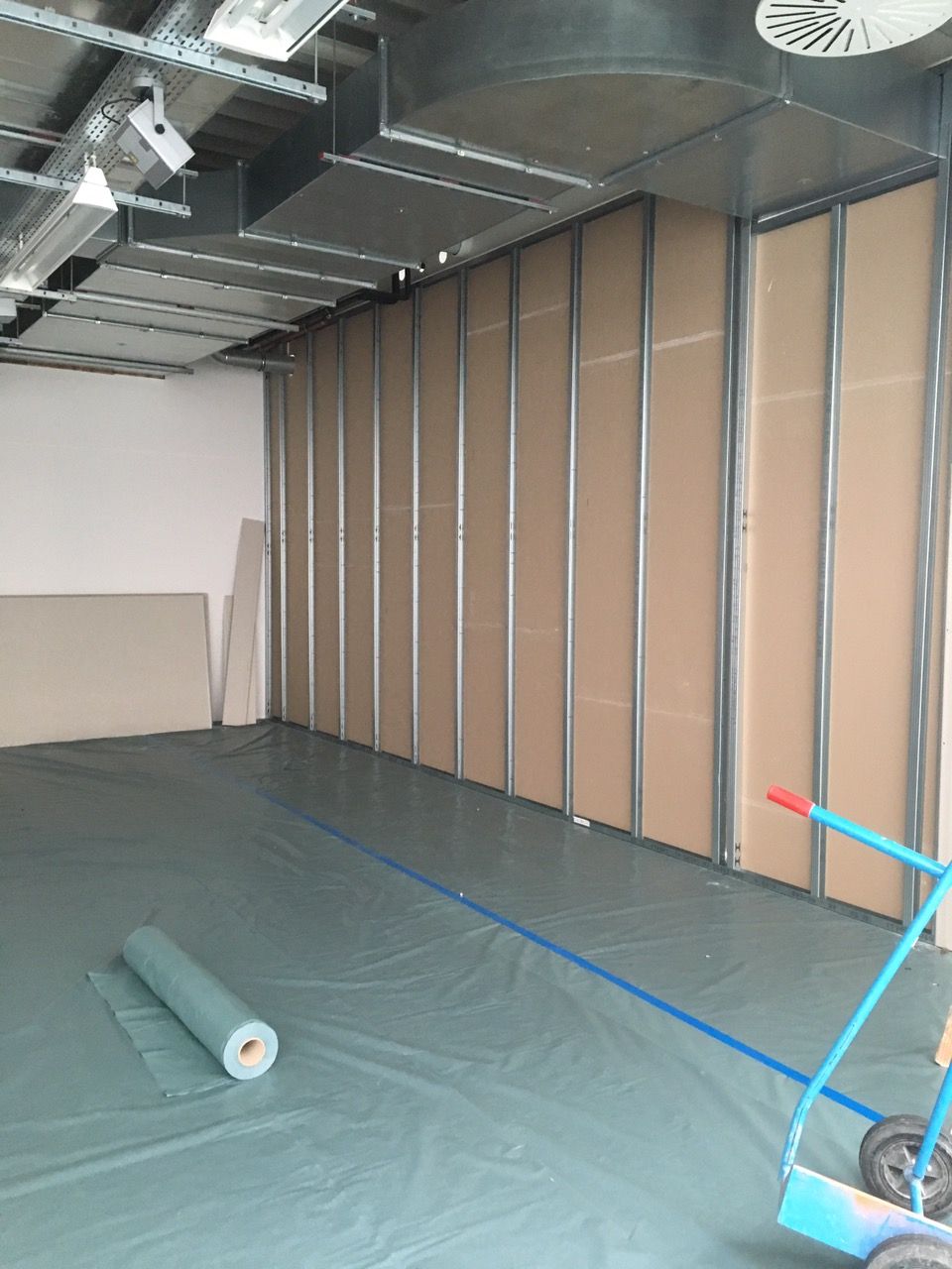 Arbeiten der Khaled GmbH an einer Wand